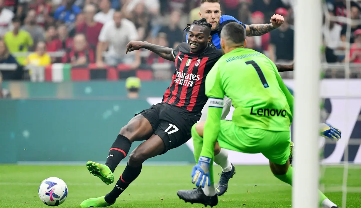 Rafael Leao memainkan peran krusial atas tiga poin yang didapat AC Milan pada laga derby. Ia memborong dua gol dan memberikan satu assist. (AFP/Isabella Bonotto)
