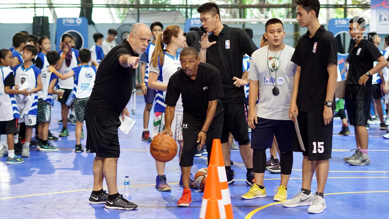 Aksi Mantan Pemain Terpendek NBA Muggsy Bogues