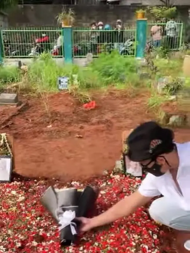 5 Seleb Ziarah ke Makam Vanessa Angel dan Bibi Ardiansyah, Kirimkan Doa