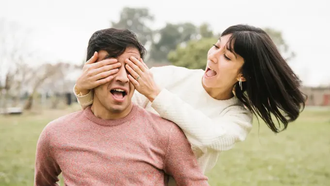 Memberi perhatian ekstra yang terkesan lebih dari sekadar pertemanan atau memberikan janji-janji yang tidak pernah ditepati.