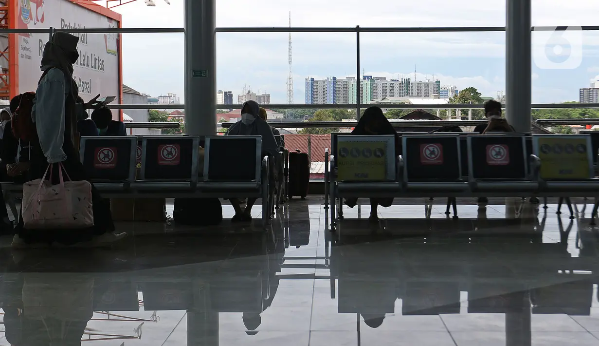 Aktivitas penumpang di Stasiun Bekasi, Kota Bekasi, Jawa Barat, Selasa (23/11/2021). Direktorat Jenderal Perkeretaapian Kementerian Perhubungan mulai mengaktifkan bangunan baru Stasiun Bekasi dan menonaktifkan jalur 1, 2, dan 3 di area bangunan lama stasiun tersebut. (Liputan6.com/Herman Zakharia)