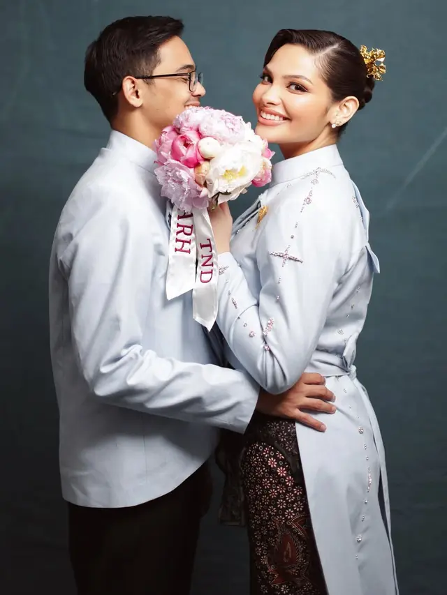 Kompak Pakai Beskap, 6 Gaya Nadira Adnan Anak Aktris Lawas Enny Beatrice Resmi Dilamar Kekasih di Malaysia