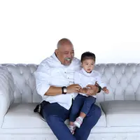 Indro mengatakan, ia dan cucu cukup sering bertemu meskipun dirinya sibuk. Paling tidak dua minggu sekali, atau yang lebih pastinya setiap satu bulan dalam sekali mereka bertemu. (Nurwahyunan/Bintang.com)