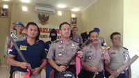 Kapolresa Depok AKBP Harry Kurniawan memperlihatkan senjata tajam yang diamankan dari tangan penyerangan klub motor di GDC, Depok (Liputan6.com/Adi)