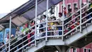 Warga memadati tangga salah satu JPO di ruas Jalan Gajah Mada, Jakarta saat menyaksikan karnaval Cap Go Meh 2018, Minggu (4/3). Beragam atraksi budaya ditampilkan dalam karnaval Cap Go Meh 2018 di kawasan Glodok Jakarta. (Liputan6.com/Helmi Fithriansyah)