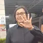 Menteri Keuangan Sri Mulyani Indrawati bersama sang suami, Tony Sumartono menggunakan hak suaranya dalam sesi pencoblosan Pemilu 2024 di TPS 73 Bintaro Sektor 3A, Kelurahan Pondok Karya, Kecamatan Pondok Aren, Kota Tangerang Selatan.