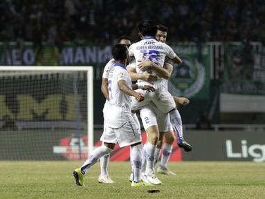 Pemain Persib Bandung merayakan gol yang dicetak Nick Kuipers ke gawang Tira Persikabo pada laga Shopee Liga 1 di Stadion Pakansari, Bogor, Sabtu (14/9). Tira Persikabo bermain imbang 1-1 atas Persib Bandung. (Bola.com/Yoppy Renato)
