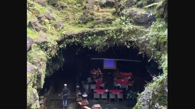 Viral Pengunjung Meeting di Gua, Diduga di Goa Lawa Purbalingga yang Pernah Jadi Tempat Fashion Show.&nbsp; foto: Twitter&nbsp;@worksfess