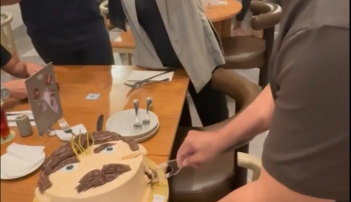 Yang tidak kalah menarik perhatian adalah bentuk kue ulang tahunnya. Dalam kue tersebut, terdapat cokelat yang dibuat menjadi kumis tebal. Seperti diketahui, salah satu yang menjadi ciri khas dari Adam Suseno adalah kumisnya. [Instagram/inul.d]