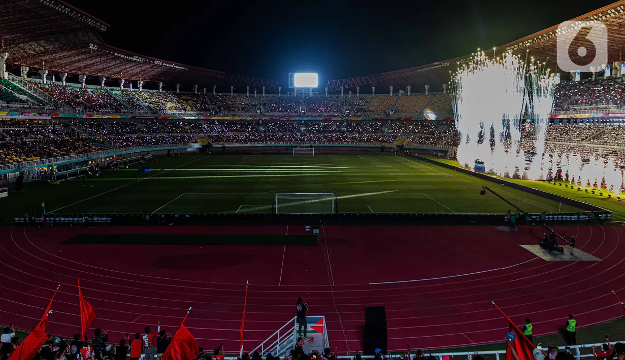 Kembang api menandakan pembukaan Piala Dunia U-17 2023. Para penonton pun terhibur sebelum mendukung Timnas Indonesia U-17 dalam laga itu. (Liputan6.com/Faizal Fanani)