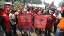 Puluhan sopir taksi online membawa poster dalam unjuk rasa di depan Balai Kota Jakarta, Senin (19/8/2019). Mereka meminta Gubernur DKI Jakarta Anies Baswedan agar angkutan sewa khusus atau taksi online untuk bebas dari kebijakan perluasan ganjil genap. (Liputan6.com/Angga Yuniar)