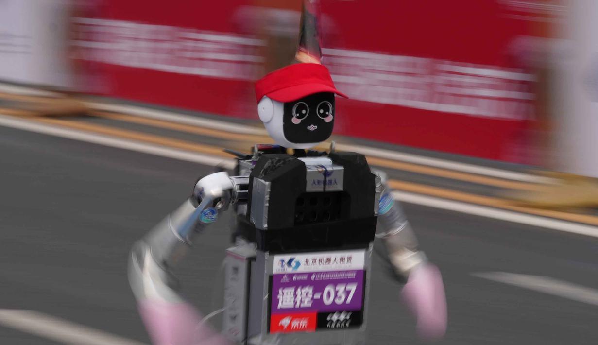 Event yang diselenggarakan pada Minggu 19 April 2026 di Beijing, China, diikuti hampir 20 perusahaan robotika dan lebih dari 70 tim robotika yang telah melakukan uji coba intensif sebelum hari perlombaan. Tampak dalam foto, sebuah robot memulai perlombaan Beijing E-Town Half Marathon dan Humanoid Half Marathon yang diadakan di pinggiran Beijing pada Minggu 19 April 2026. (AP Photo/Ng Han Guan)