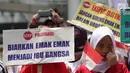 Gerakan Perempuan Milenial Indonesia (Permisi) membawa poster saat menggelar aksi di Gedung Bawaslu, Jakarta, Rabu (12/9). Mereka meminta Bawaslu turun tangan menyetop politisasi emak-emak di Pilpres 2019. (Merdeka.com/Imam Buhori)
