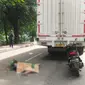 Penumpang ojol tewas terlindas truk di Jalan Daan Mogot, Tangerang, Senin (13/1/2020). (Pramita Tristiawati/Liputan6.com)