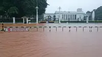 Penampakan Istana Negara yang terkepung banjir akibat hujan yang mengguyur sejak malam, Jakarta, Senin (9/2/2015).(Antara Foto/Fanny Octavianus)