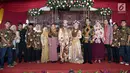 Presiden Jokowi dan Ibu Iriana foto bersama dengan keluarga mempelai pria dan wanita saat menghadiri resepsi pernikahan Novie Ayu Anggraini dan Adrian Anandika Manurung di Lenteng Agung, Jakarta, Jumat (16/2). (Liputan6.com/Pool/Biro Pers Setpres)