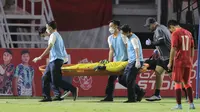Kiper Timnas Indonesia U-20, Cahya Supriadi ditandu keluar lapangan menuju ambulans usai mengalami cedera dalam pertandingan matchday kedua Kualifikasi Grup F Piala Asia U-20 2023 di Stadion Gelora Bung Tomo, Surabaya, Jumat (16/9/2022). (Bola.com/Ikhwan Yanuar)