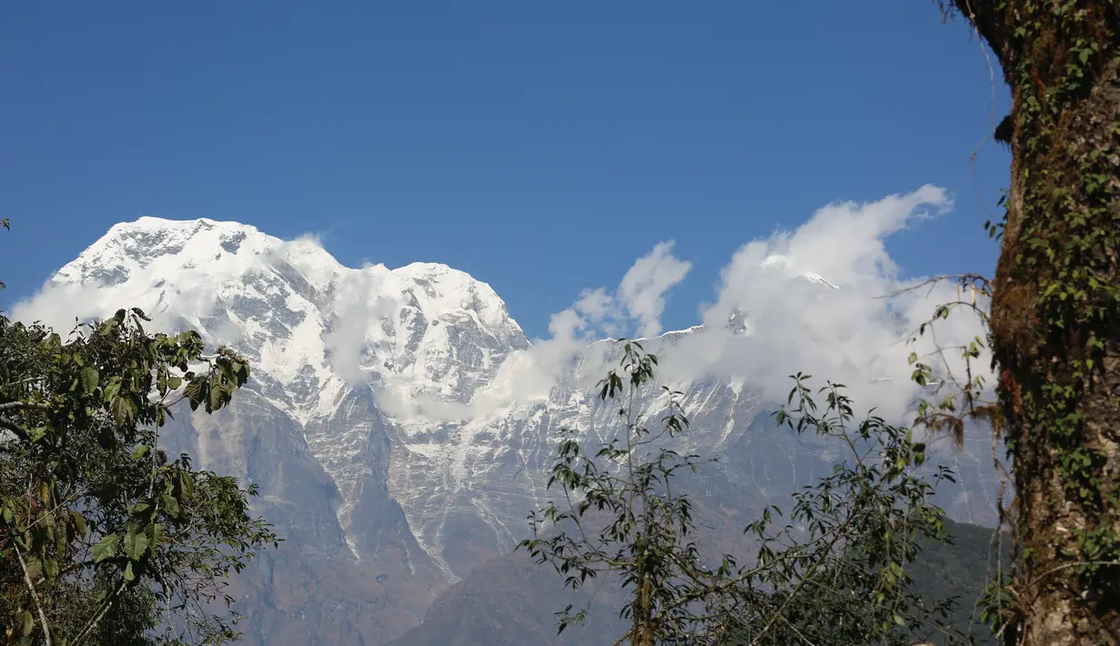 Foto yang diabadikan pada 9 November 2020 ini menunjukkan pemandangan pegunungan Annapurna di Nepal. (Xinhua/Tang Wei)