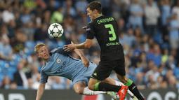 Gelandang Manchester City, Kevin De Bruyne, berebut bola dengan bek Borussia M'Gladbach, Andreas Christensen. The Citizens lebih menguasai jalannya laga, dengan catatan penguasaan bola mencapai 61 persen. (Reuters/Carl Recine)
