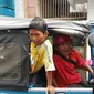Riwahyudin dan anaknya 11 tahun tinggal di bajaj (Nanda Perdana Putra/Liputan6.com)