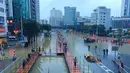 Sejumlah warga berada di tengah banjir saat menenggelamkan jalanan protokol Kota Fuzhou, China, Rabu (28/9). Bencana alam ini memaksa Tiongkok menutup sekolah-sekolah dan membatalkan puluhan jadwal penerbangan. (China Daily/via REUTERS)