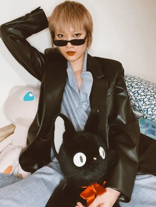 "Jadi bener-bener cuaca tuh masalah, foto indoor maupun outdoor itu beda banget, kena ujan es, angin dingin, baju nggak sesuai sama musimnya," lanjutnya. (Instagram/ganegani)