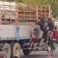 Aksi nekat anak-anak Surabaya gandol truk di Jalan Raya Burneh Kabupaten Bangkalan yang direkam oleh warga. (Tangkapan layar)