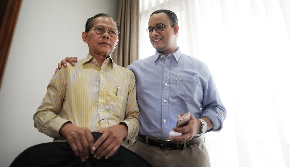 Gubernur DKI Jakarta terpilih Anies Baswedan bersama pemilik Chiu Tailor, Thio Ahmad Hendra saat melakukan pengepasan, atau fitting seragam dinas jelang hari pelantikan di kawasan Kebayoran Baru, Jakarta, Kamis (12/10). (Liputan6.com/Pool/Tim Anies-Sandi)