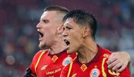 Pemain Persija Jakarta, Eksel Runtukahu (kanan), bersama Fabio Calonego merayakan gol ke gawang Persebaya Surabaya pada laga pekan ke-27 BRI Super League di Stadion Utama Gelora Bung Karno, Jakarta, Sabtu (11/4/2026). (Bola.com/Bagaskara Lazuardi)