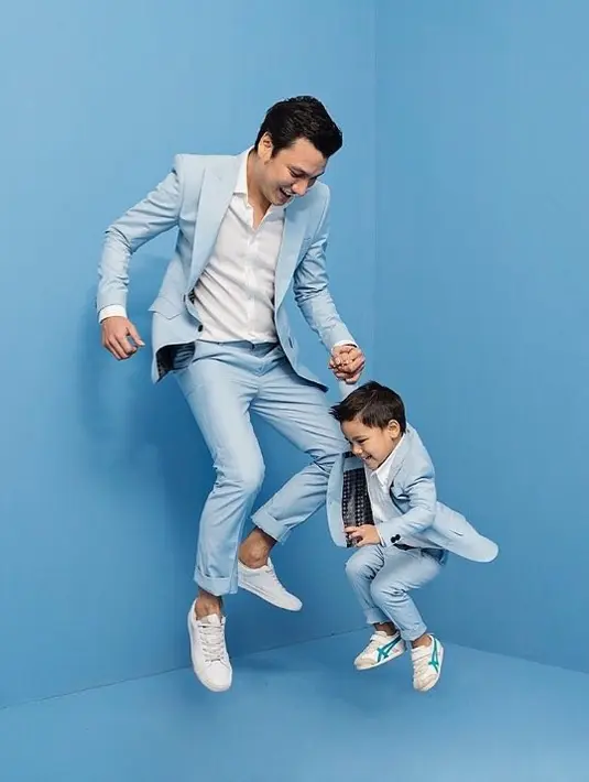 Ini adalah saat Christian Sugiono dan putranya, Arjuna Zayan Sugiono sat menjalani pemotretan. Ayah dan anak ini terlihat kompak dengan mengenakan setelah jas warna biru. (Foto: instagram.com/titi_kamall)