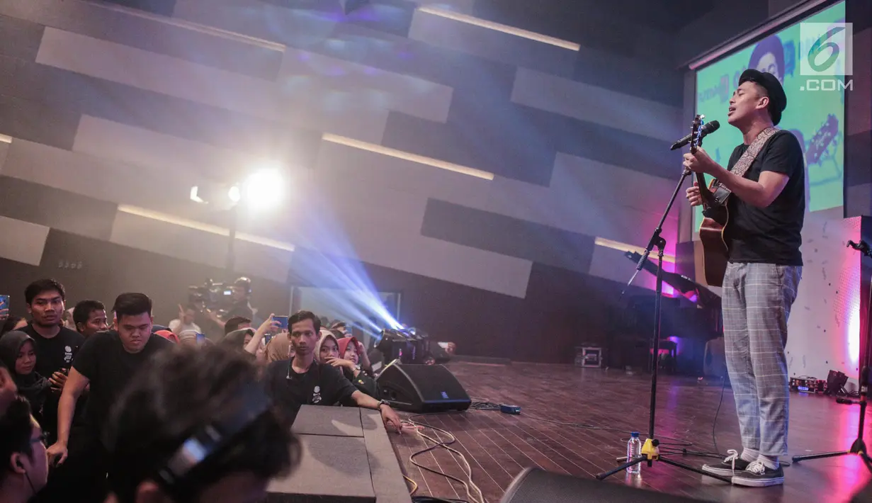 Penampilan musisi Budi Doremi menghibur peserta dalam Emtek Goes to Campus di Universitas Kristen Petra Surabaya, Kamis (15/11). Dalam penampilannya Budi Doremi membawakan sejumlah lagu yaitu, tolong, Friendzone, Doremi. (Liputan6.com/Faizal Fanani)