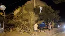 Kondisi bangungan yang rusak akibat gempa di Pulau Ischia, Italia (21/8). Gempa tersebut menyebabkan sejumlah bangunan roboh dan memicu kepanikan warga dan turis. (AFP/Gaetano Di Meglio)