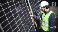 Pekerja memeriksa panel surya Utomo SolaRUV di Jakarta, Kamis (16/09/2021). Sistem mengubah energi cahaya matahari menjadi energi listrik menggunakan panel surya Utomo SolaRUV menjadi sumber energi yang ramah lingkungan serta mengurangi emisi gas rumah kaca. (Liputan6.com/HO/Andrey)