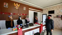 Bupati Banyuwangi Abdullah Azwar Anas mengunjungi sejumlah kantor desa dan kecamatan untuk mengecek kesiapan pelayanan publik di era normal baru (new normal) ke depan.