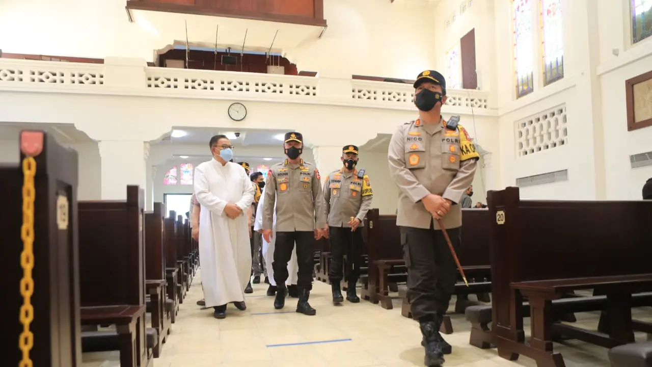 Tim Mabes Polri  mengecek penegakan protokol kesehatan (prokes) dan pengamanan gereja dan stasiun di Kota Surabaya. (Dian Kurniawan/Liputan6.com)