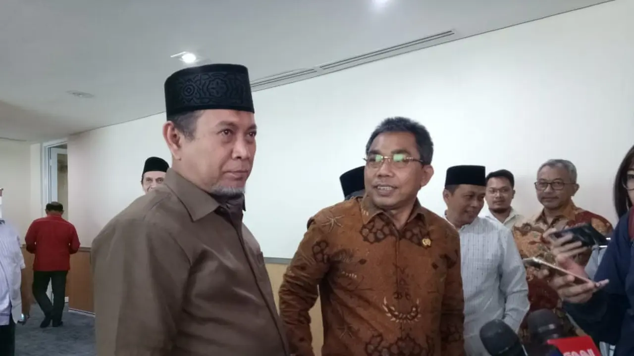 iga calon Wakil Gubernur DKI Jakarta dari Partai Keadilan Sejahtera (PKS) bertemu dengan anggota Fraksi PDI Perjuangan DPRD DKI Jakarta. (Ika Defianti/Liputan6.com)