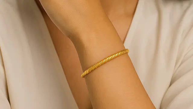 Rekomendasi Gelang Emas 24 Karat Tipis yang Elegan (Image by ChatGPT)