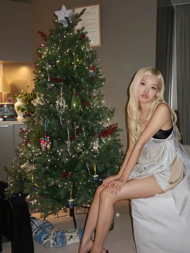 Rose Blackpink rayakan Natal 2025 dengan foto bersama pohon Natal. [@roses_are_rosie]