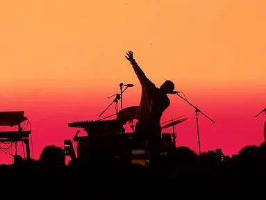 Grup band asal Los Angeles, LANY menghibur penggemarnya dalam konser bertajuk "LANY Malibu Night Tour" di Tennis Indoor Senayan, Jakarta, Rabu (14/8/2019) malam. Trio electro pop yang digawangi Paul Jason Klein, Jake Goss dan Less Priest ini membawakan 16 lagu. (Fimela.com/Bambang E. Ros)