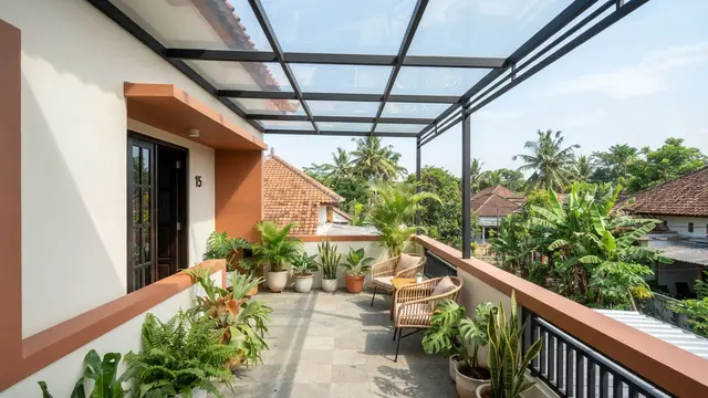Kanopi Teras Sempit Tapi Tetap Terang