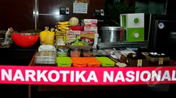 Barang bukti berupa peralatan dan bahan membuat kue berhasil diamankan BNN, Jakarta, Senin (13/4/2015). BNN berhasil menangkap lima orang tersangka di kawasan Blok M. (Liputan6.com/ Yoppy Renato)