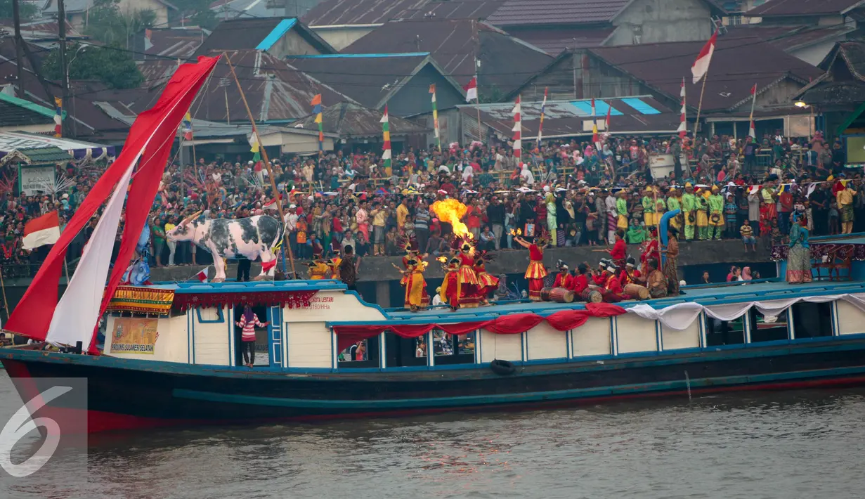 Sejumlah kapal hias konvoi menelusuri sungai Kapuas Besar dalam rangka memeriahkan Karnaval Air, Kalimantan Barat, Sabtu (22/8/2015). Rencananya sungai Kapuas akan menjadi kawasan waterfront City di Indonesia. (Liputan6.com/Faizal Fanani)