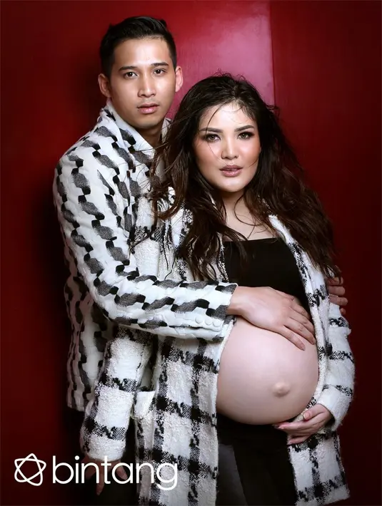 Nindy dan Askara Prasady saat melakukan pemotretan saat sedang hamil. Pasangan Nindy dan Askara sengaja memilih tanggal cantik demi kelahiran buah hatinya yang kedua ini. (Nurwahyunan/Bintang.com)