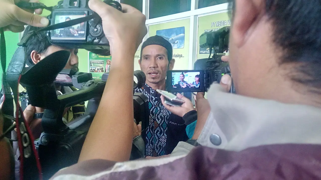 Jemaah umrah Biro Perjalanan PT SBL mendatangi kantor PT SBL