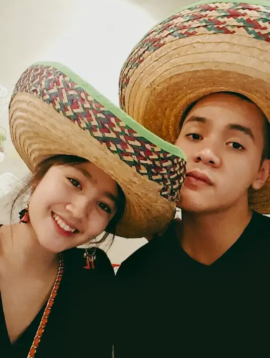 Untuk yang satu ini, topi yang dipakai Febby dan pacarnya unik banget. Terbuat dari anyaman bambu, dengan kombinasi warna yang menjadi khas satu daerah di Indonesia. (Instagram/febbyrastanty)