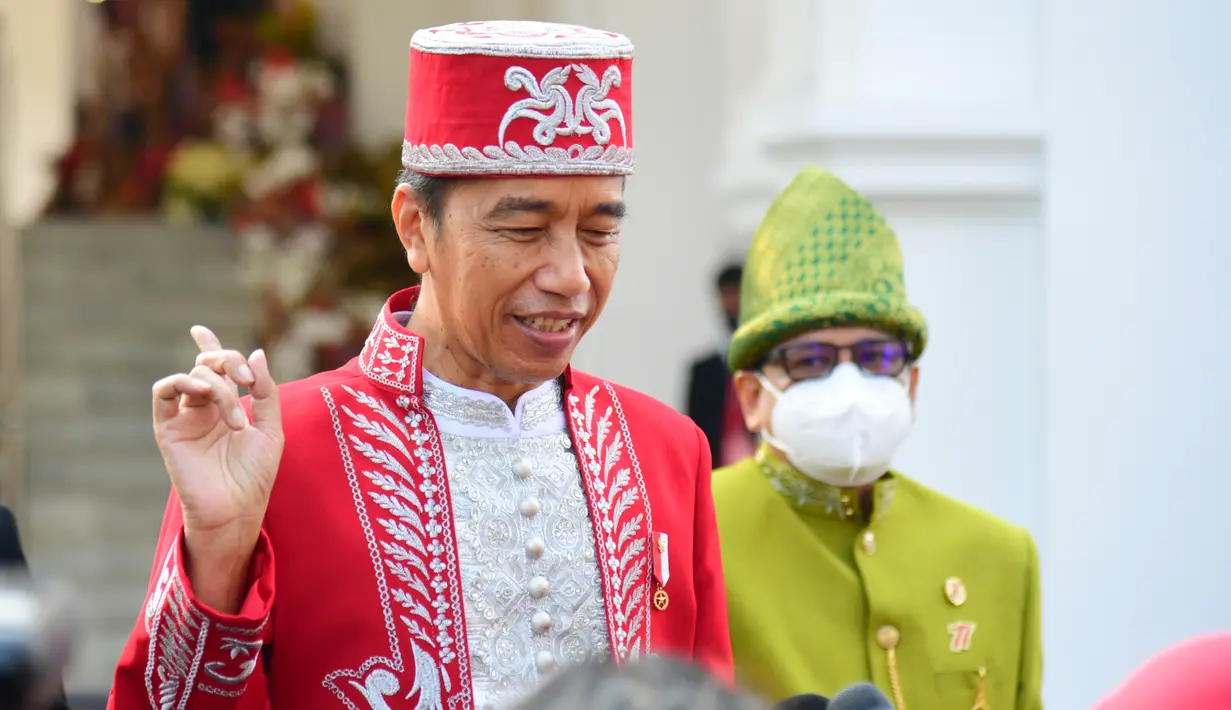 Presiden Joko Widodo yang mengenakan baju adat Dolomani dari Buton menyapa awak media menjelang Upacara Peringatan Detik-Detik Proklamasi Kemerdekaan ke-77 Republik Indonesia di Istana Merdeka, Jakarta, Rabu (17/8/2022). HUT ke-77 RI tersebut mengangkat tema Pulih Lebih Cepat, Bangkit Lebih Kuat. (Foto: Muchlis Jr - Biro Pers Sekretariat Presiden)