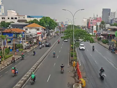 Suasana lalu lintas di kawasan Depok, Jawa Barat, Senin (9/4). Pemerintah Jawa Barat merencanakan mencoba jalan berbayar dengan metode ERP pada 2019 di sejumlah ruas jalan Margonda, Kota Depok. (Liputan6.com/Herman Zakharia)