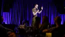 Komika Serhiy Lipko tampil pada pertunjukan stand-up comedy di Kyiv, Ukraina, 11 Juni 2022. Perang Ukraina tidak terlalu lucu, tetapi orang-orang di sana belajar menertawakan kengerian itu semua untuk tetap waras dalam konflik yang telah menewaskan puluhan ribu orang tersebut. (AP Photo/Natacha Pisarenko)