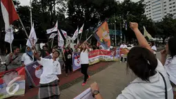 Relawan mengibarkan bendera mendeklarasikan kegiatan "Relawan Cinta Ahok", Jakarta, Sabtu (17/9). Dalam kegiatan tersebut mereka mendukung dan berharap Gubernur Basuki T Purnama kembali mencalonkan diri pada Pilkada 2017-2022. (Liputan6.com/Johan Tallo)