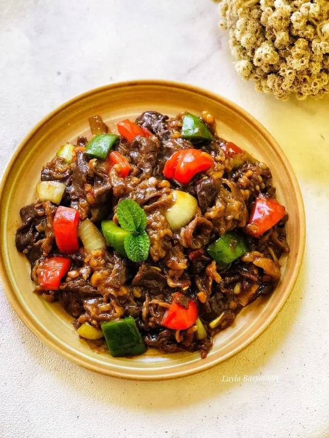 Sajian daging sapi lada hitam yang empuk dan pedas